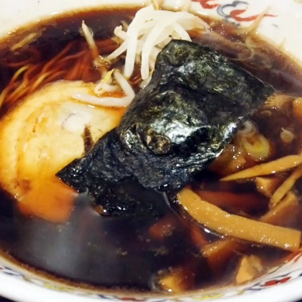 溝の口「松虎亭 (ショウコテイ)」の真っ黒なスープの盛岡ラーメンを食べてビール飲む