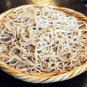 町田「やまよこ鮮魚店」で昼から刺し盛に生牡蠣で贅沢な一人ちょい昼飲み