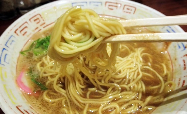 細麺に豚骨醤油スープ