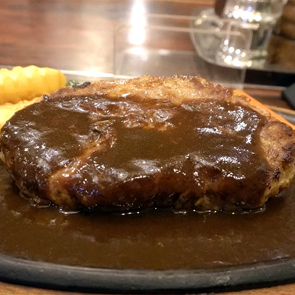 町田のエモい洋食屋「グリルママ」でハンバーグステーキをアテに昼飲みしてきた