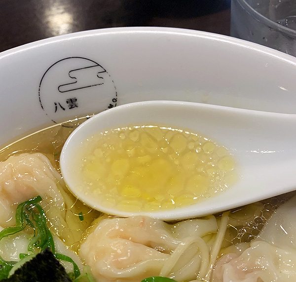 黄色い油の浮くスープ