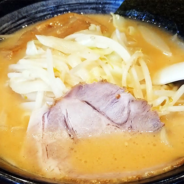 町田「北海道らーめん おやじ」個性的な甘い味噌スープに黄色いちぢれ麺が最高！