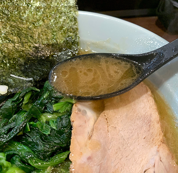 脂が浮くが程よくあっさりとしたスープ