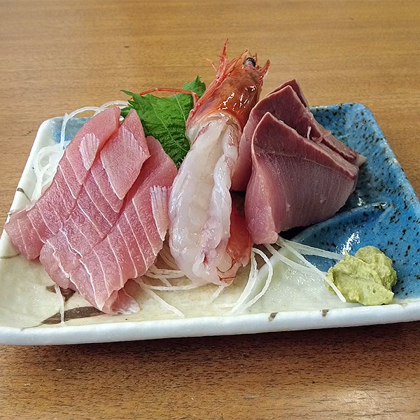 川崎北部市場「キッチンシェット」朝から刺身盛り合わせと日本酒でガッツリ市場で朝食飲み